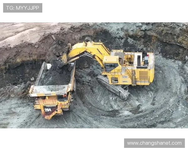 挖掘机航拍施工震撼画面